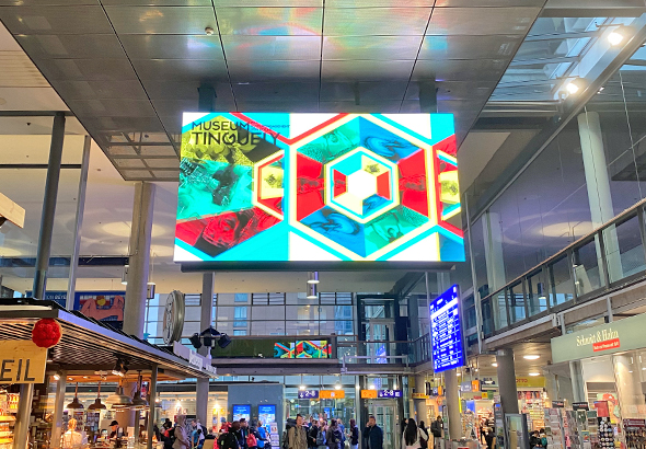 Public Video Giant (Freiburg HBF)